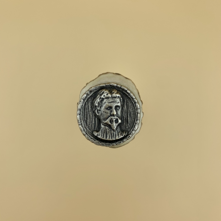 Trachtenmesser Ludwig: Detail Kappe mit König/ Total